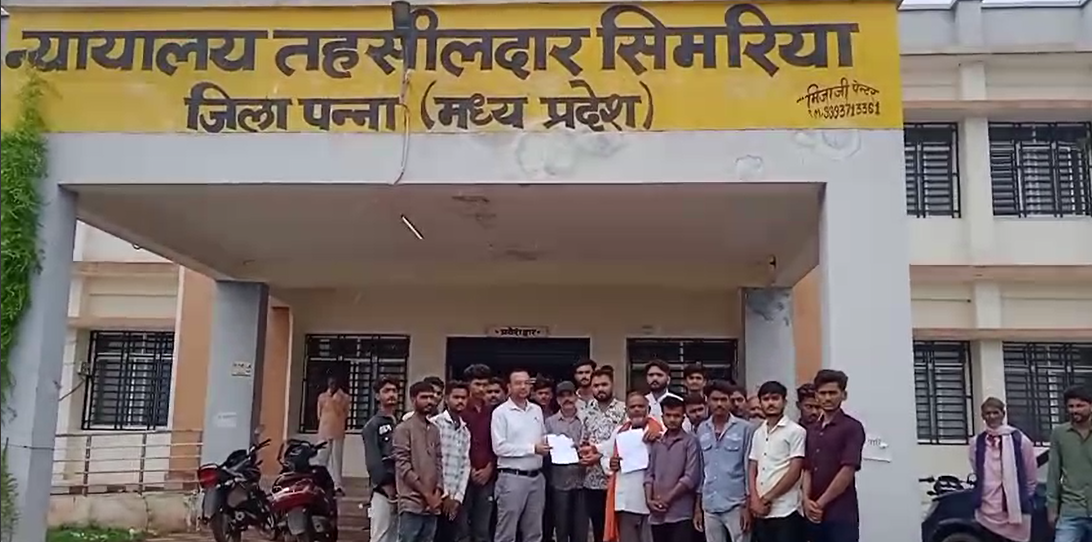 सिमरिया के देवरी ग्राम के ग्रामीणों ने नाली एवं सड़क को लेकर मुख्यमंत्री के नाम तहसीलदार को सोपा ज्ञापन