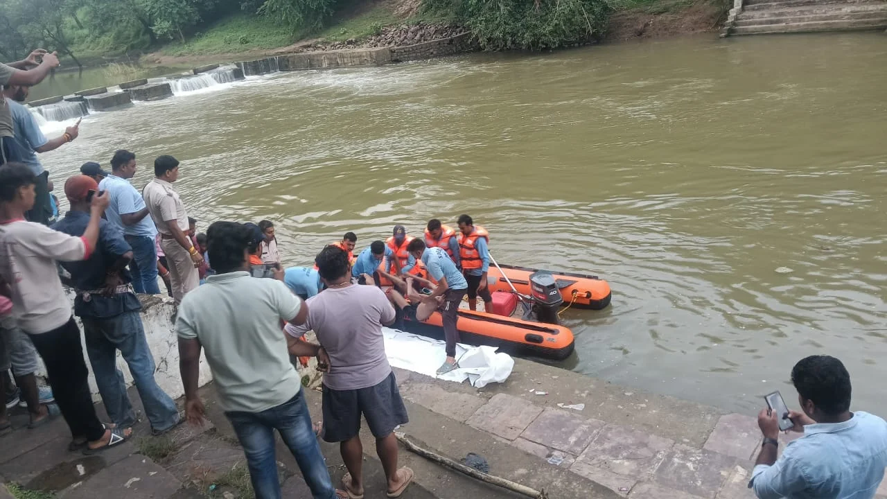 स्कूल से बंक कर नहाने गए 6 छात्र, एक की नदी में डूबने से मौत