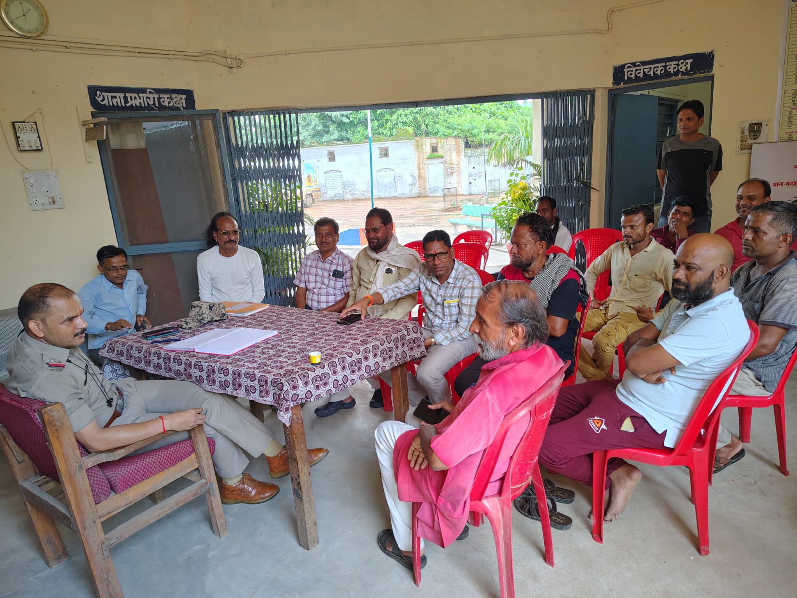 आगामी त्यौहारों को शांति रुप से मनाने हेतु थाने में आयोजित हुई शांति समिति की बैठक