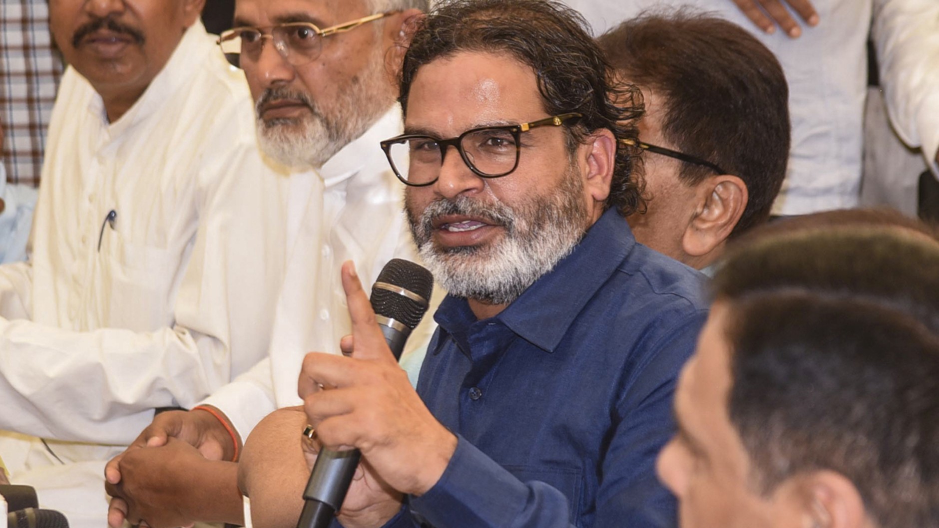 "200 करोड़ की संपत्ति अर्जित की है, अब इस्तीफा दें