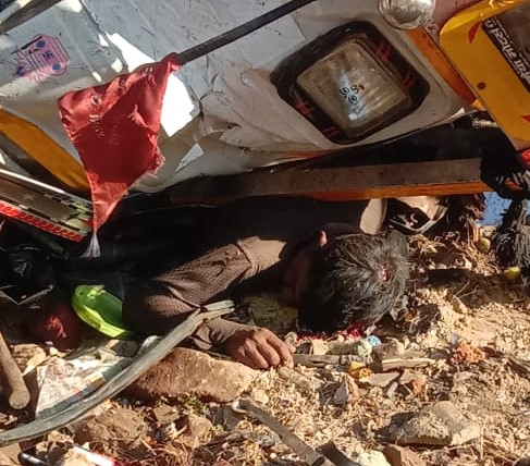 दमोह में श्रापित कही जाने वाली पुलिया से फिर गिरा आलू से भरा ट्रक