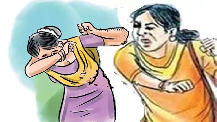 अकेली रह रही पीड़िता के घर में घुसकर की मारपीट